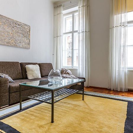Newly Renovated Apartment In The Old Town Bratislava Luaran gambar