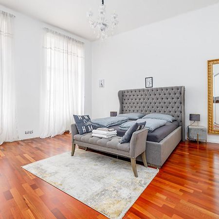 Newly Renovated Apartment In The Old Town Bratislava Luaran gambar