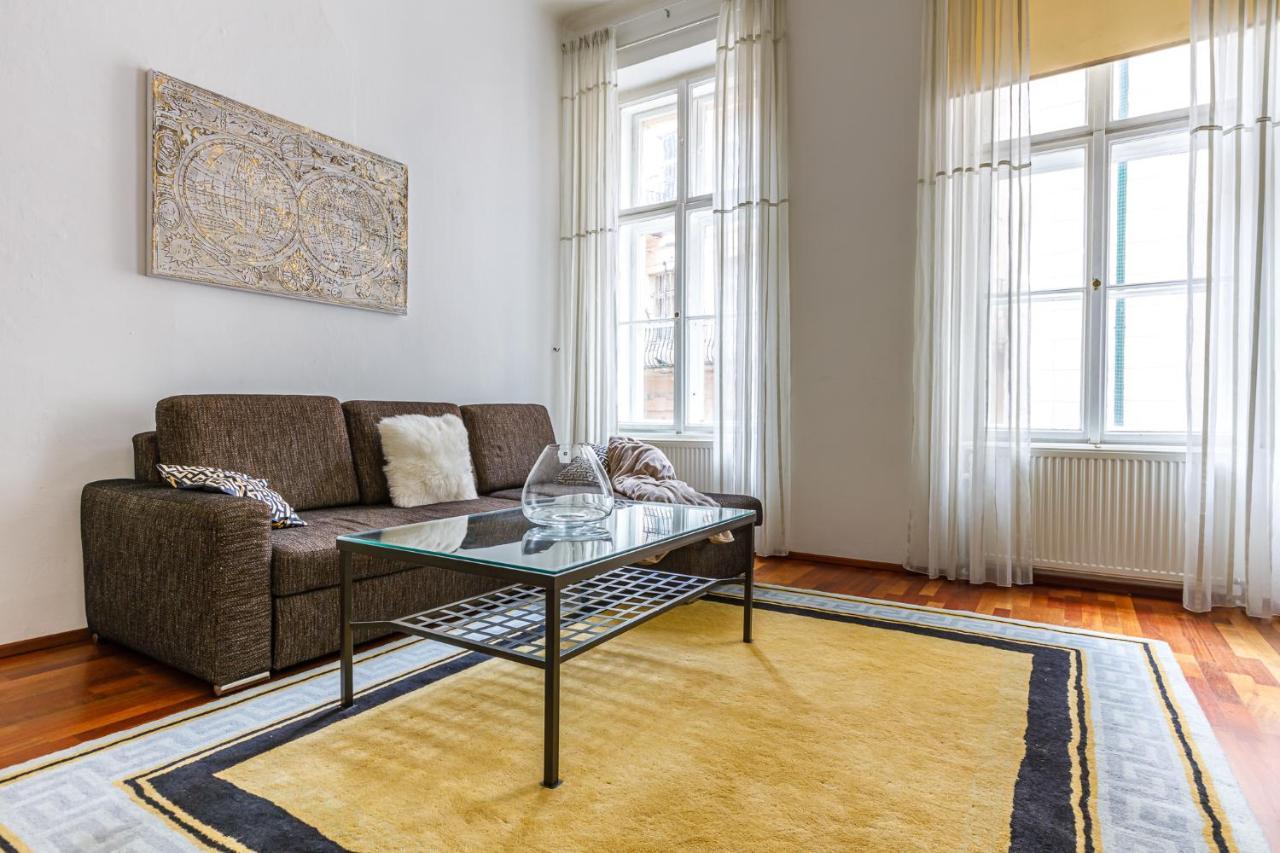 Newly Renovated Apartment In The Old Town Bratislava Luaran gambar