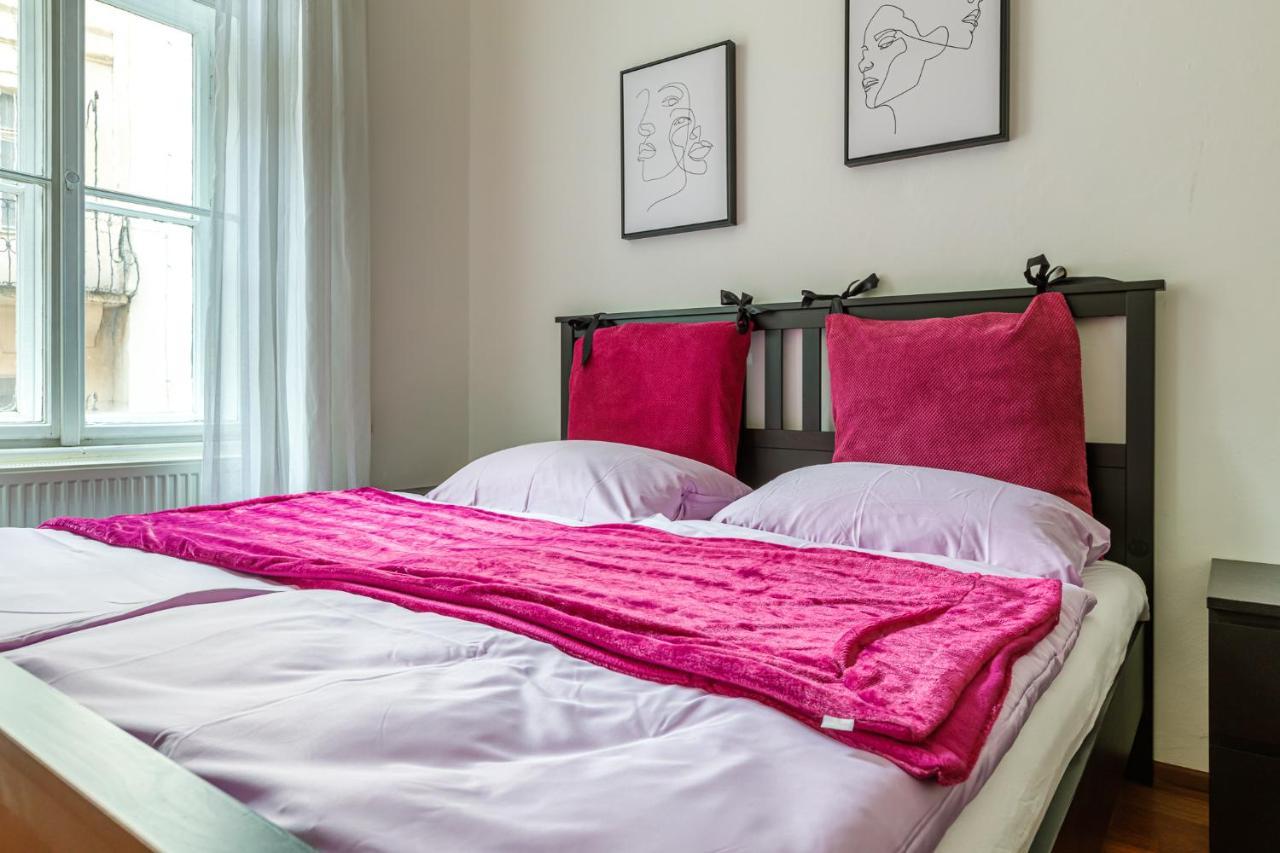 Newly Renovated Apartment In The Old Town Bratislava Luaran gambar