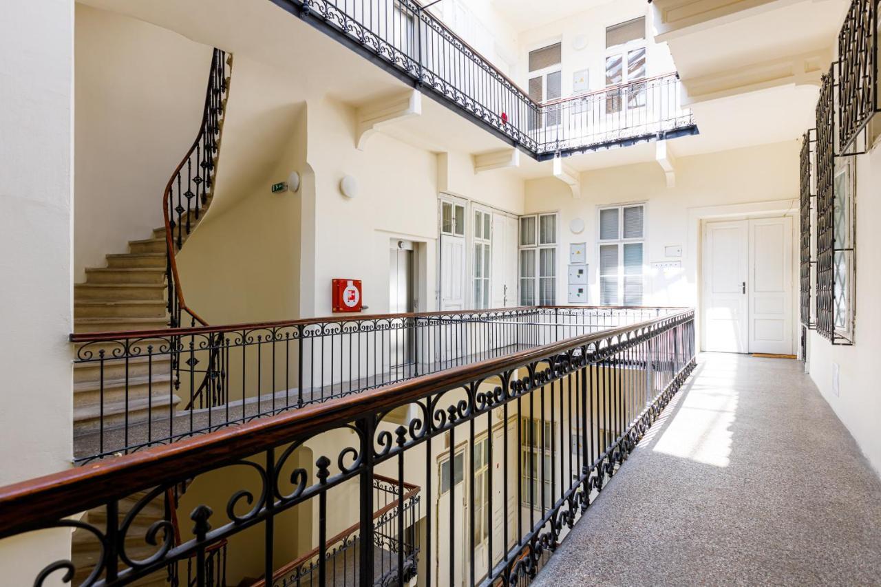 Newly Renovated Apartment In The Old Town Bratislava Luaran gambar