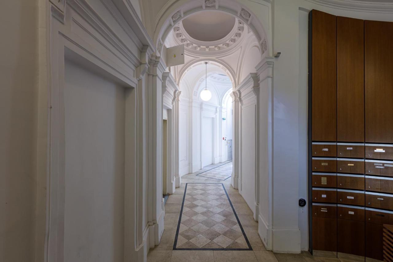 Newly Renovated Apartment In The Old Town Bratislava Luaran gambar