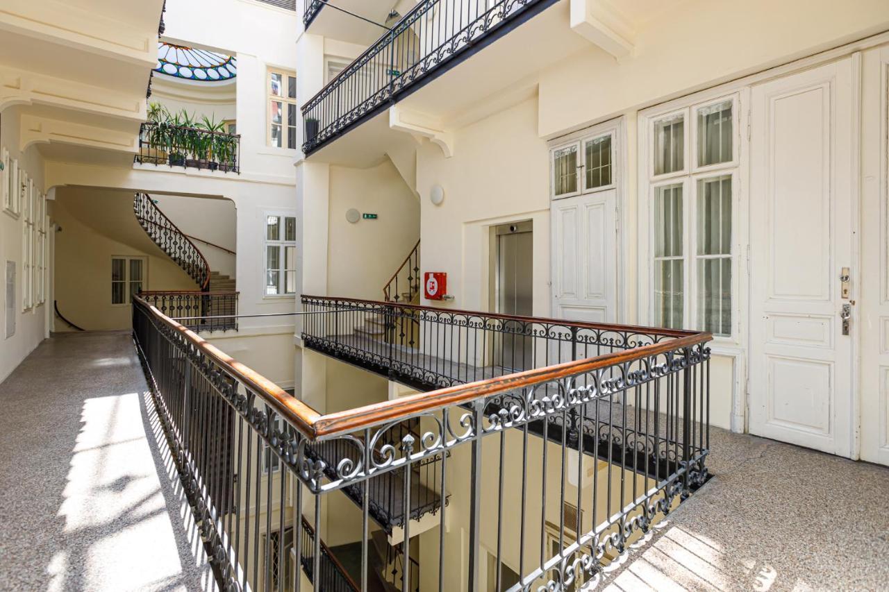 Newly Renovated Apartment In The Old Town Bratislava Luaran gambar